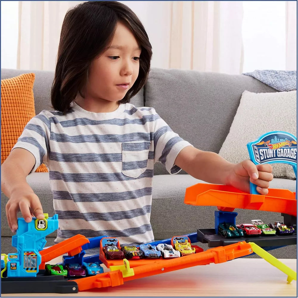 Hot Wheels City Track Stunt Garage with 1:64 Scale Vehicle thumbnail