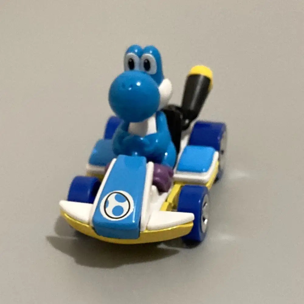 Hot wheels Mario Kart Light-Blue Yoshi  Standard Kart GBG35 thumbnail