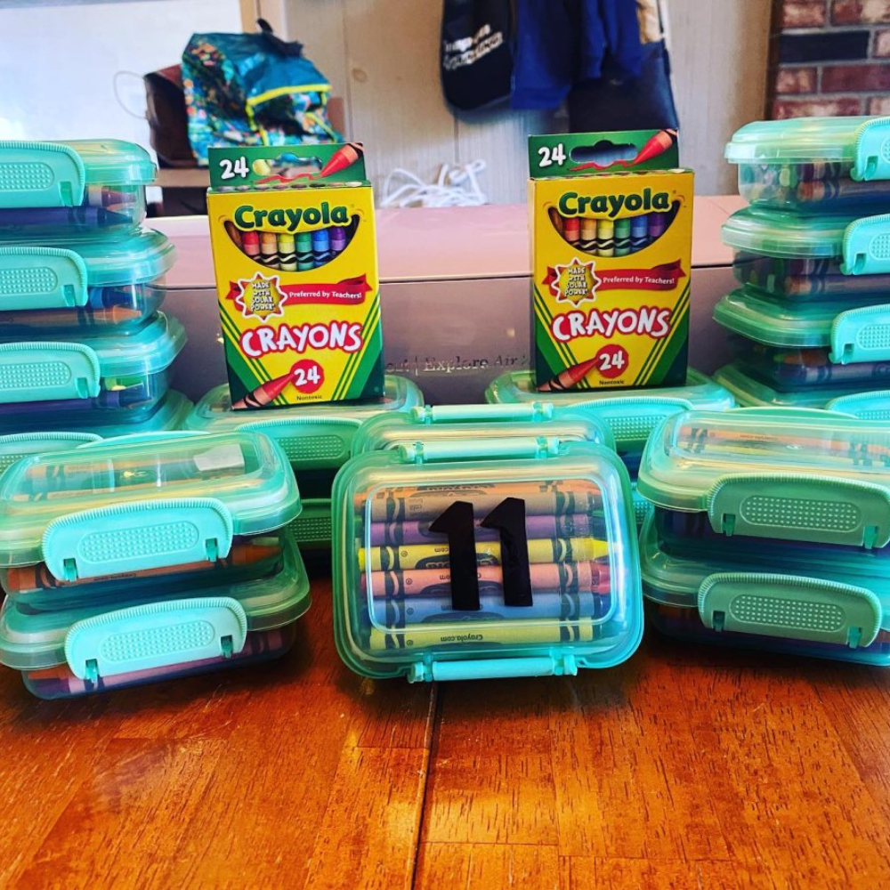 Crayola Classic Color Crayons Peggable Retail Pack 24 Colors  52-3024 thumbnail